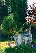 Il monumento all'Alpino posto nel giardino della sede