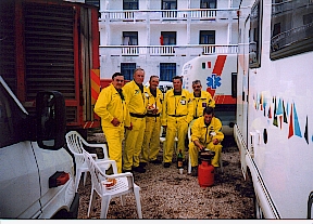 Del Frate Gino (primo a sinistra) e Bepi (secondo da destra) assieme al gruppo di volontari in missione in Albania della sezione di Palmanova